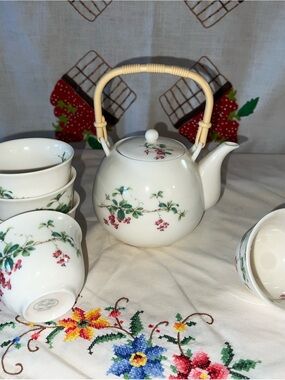 Chiffan JP. Lucien Porcelain Teapot/Sake Cup Set with Pink Floral Accents